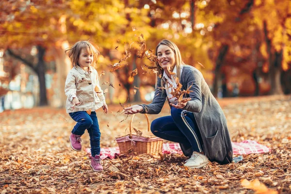 美しい秋の自然を楽しんでいる公園で母と娘 — ストック写真