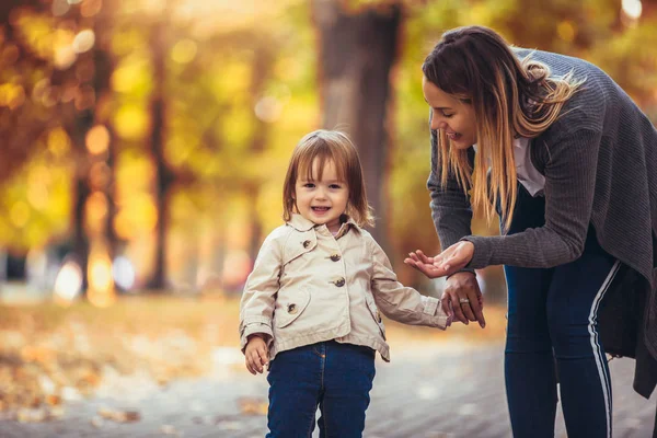 Anya Lánya Élvezi Gyönyörű Őszi Természet Park — Stock Fotó