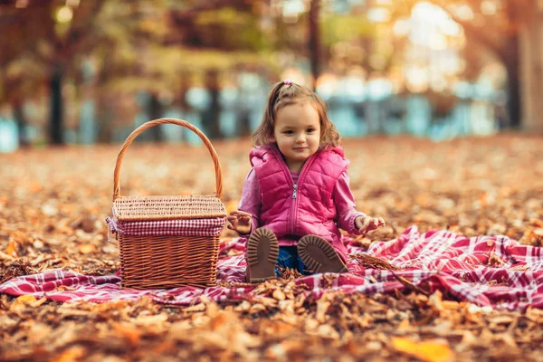 Щаслива Дитина Дівчинка Сміється Грає Осінньому Парку — стокове фото