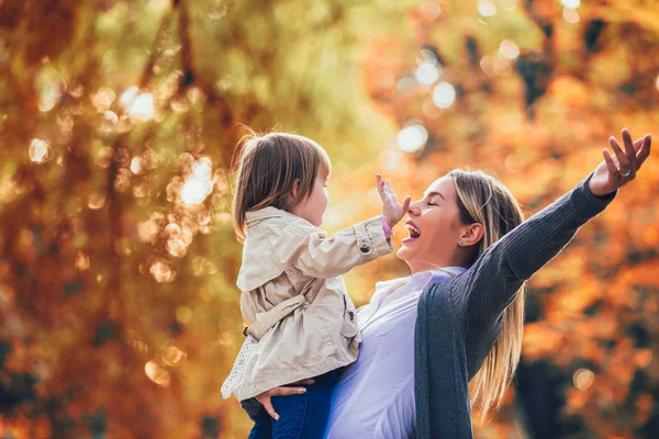 美しい秋の自然を楽しんでいる公園で母と娘 — ストック写真