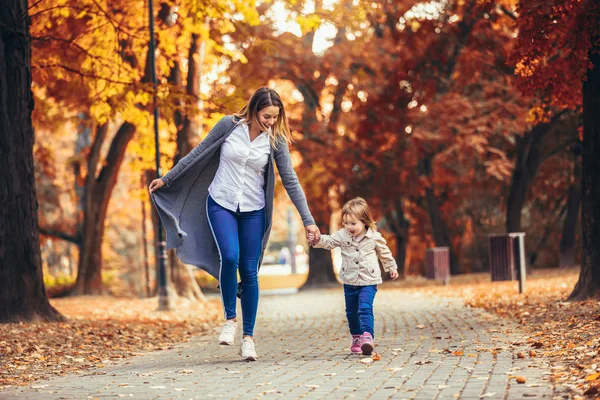 Mutter Und Tochter Park Genießen Die Herrliche Herbstliche Natur — Stockfoto