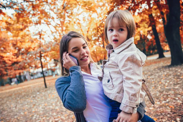 Mutter Und Tochter Park Genießen Die Herrliche Herbstliche Natur — Stockfoto