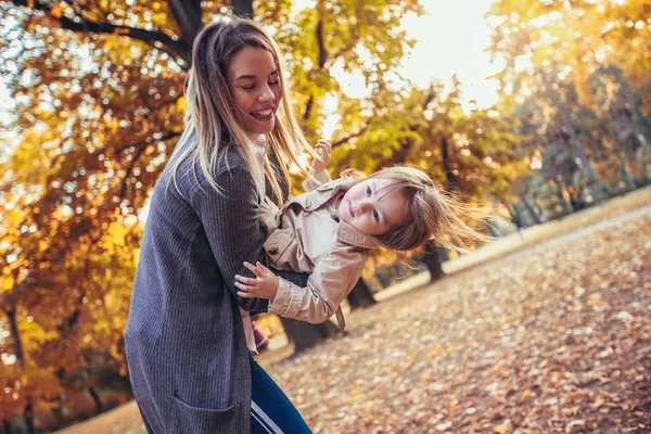Mutter Und Tochter Park Genießen Die Herrliche Herbstliche Natur — Stockfoto