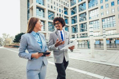İş adamları dışında toplantısında fikirler tartışıyor.