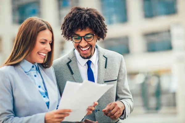 Gente Negocios Discutiendo Ideas Reunión Fuera — Foto de Stock