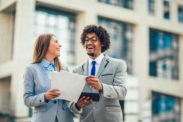 Mensen Uit Het Bedrijfsleven Bespreken Van Ideeën Vergadering Buiten — Stockfoto