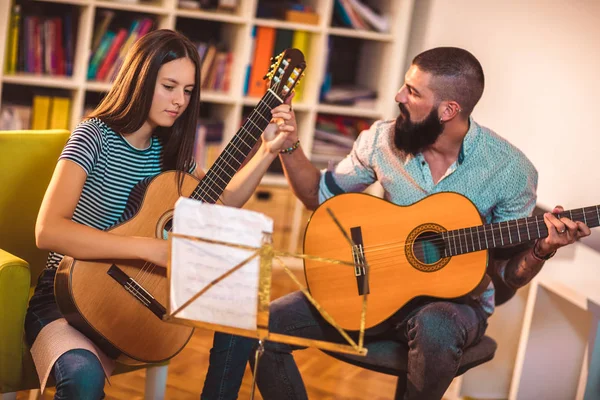 Professor Guitarra Ensinando Menina Casa — Fotografia de Stock