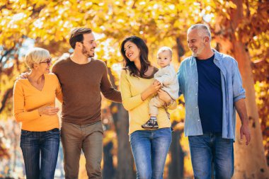 Multl nesil aile Sonbahar Park eğlenmek