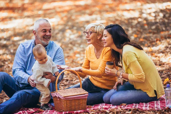 多功能世代家庭在秋季公园乐趣 — 图库照片