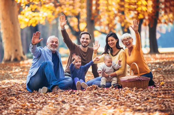 Multl Generacji Rodziny Jesienny Park Zabawy — Zdjęcie stockowe