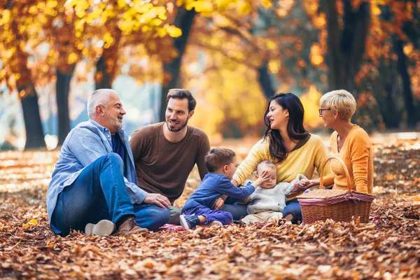 Famiglia Multl Generazione Nel Parco Autunnale Divertirsi — Foto Stock