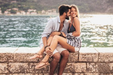 Denizin kenarında yaz zaman zevk aşk, Çift.