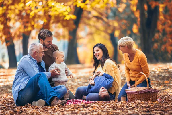 Mehrgenerationenfamilie Herbstpark Hat Spaß — Stockfoto