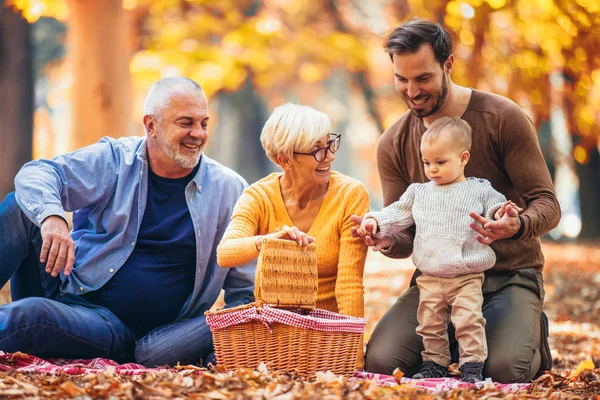 Mehrgenerationenfamilie Herbstpark Hat Spaß — Stockfoto