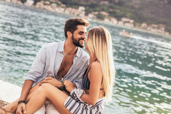 Couple Amoureux Profitant Heure Été Bord Mer — Photo