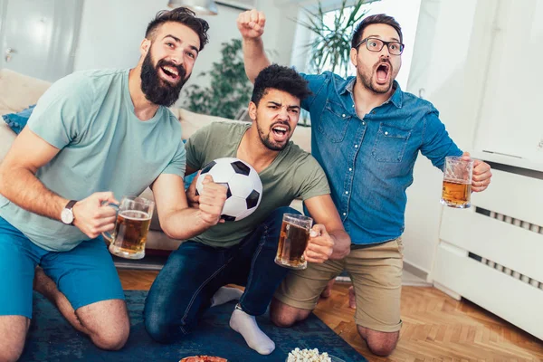 Glückliche Männliche Freunde Die Sport Fernsehen Gucken Und Bier Trinken — Stockfoto