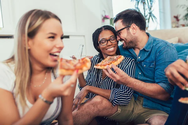 Grupo Jovens Amigos Comendo Pizza Home Partido Foco Seletivo — Fotografia de Stock