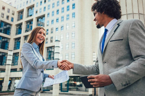 Obchodní Lidé Handshake Venkovní — Stock fotografie