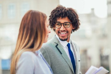 İş adamları dışında toplantısında fikirler tartışıyor.