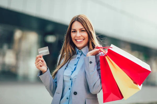 Kvinnan Shopping Lycklig Kvinna Med Shoppingväskor Och Kreditkort Njuter Shopping — Stockfoto