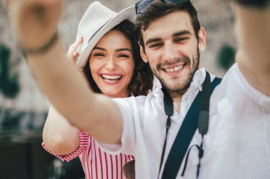Mutlu genç çift selfie birlikte yapmak ve gülümseyerek.
