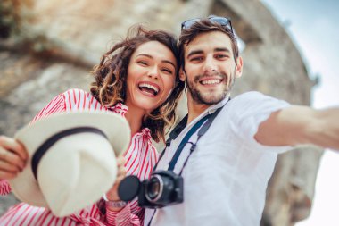 Mutlu genç çift selfie birlikte yapmak ve gülümseyerek.
