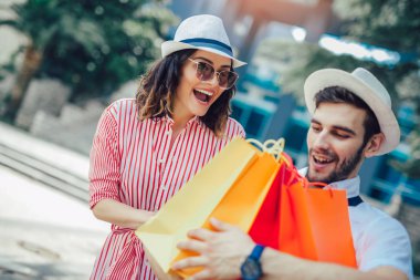 Çift birlikte alışveriş yaparken açık eğleniyor