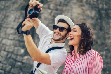 Turist çift şehri geziyor ve geziyor.