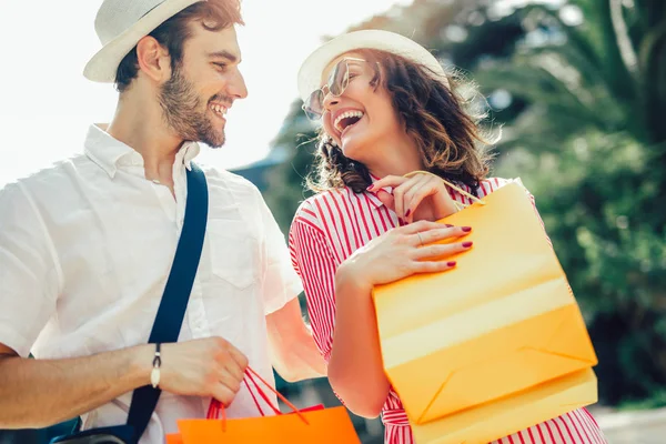 Paar Vergnügt Sich Freien Beim Gemeinsamen Einkaufen — Stockfoto