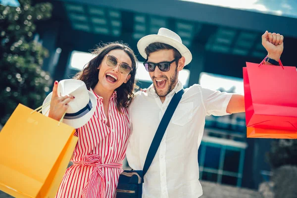 Paar Vergnügt Sich Freien Beim Gemeinsamen Einkaufen — Stockfoto