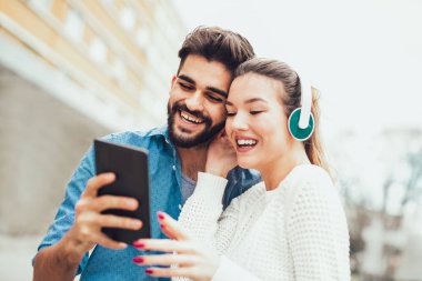 Müzik paylaşımı ve bir tablet ile şarkı bir çift. Gülüyorlar, komik video izlerken.