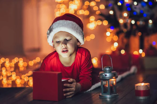 Zaskoczony Dziecko Otwierając Magii Świąteczny Prezent Boże Narodzenie Wakacje Koncepcja — Zdjęcie stockowe