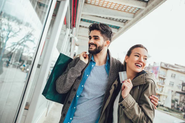 Hermosa Pareja Compras Con Una Tarjeta Crédito Ciudad — Foto de Stock