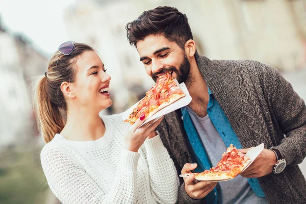 Paar Isst Pizza Freien Und Lächelt — Stockfoto
