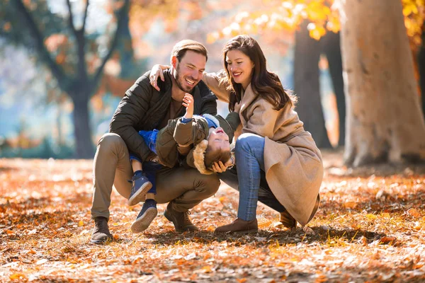 年轻的家庭有乐趣在秋季公园与他的儿子 — 图库照片