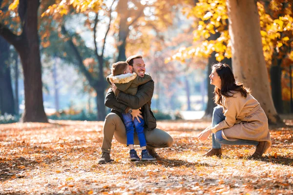 Giovane Famiglia Diverte Nel Parco Autunnale Con Suo Figlio — Foto Stock