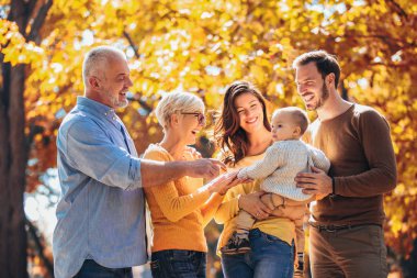 Multl nesil aile Sonbahar Park eğlenmek