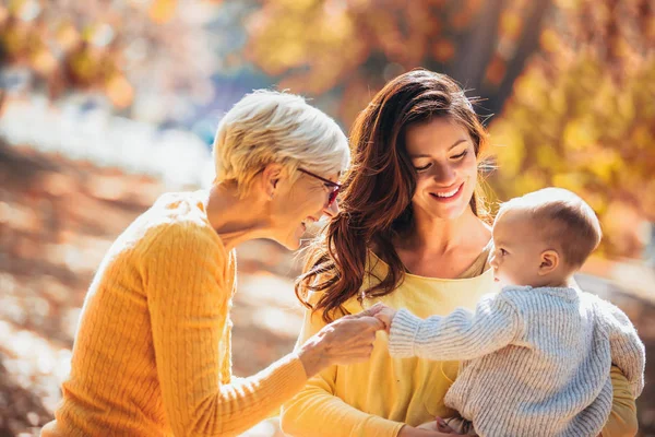 Nonna Madre Sorridono Bambino Nel Parco Autunnale — Foto Stock