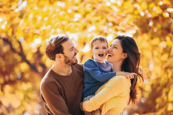年轻的家庭有乐趣在秋季公园与他的儿子 — 图库照片