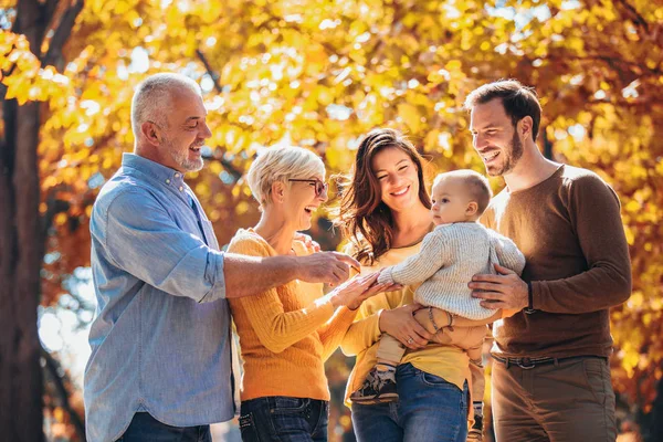 Família Geração Multl Parque Outono Divertindo — Fotografia de Stock