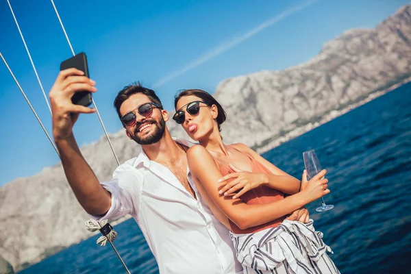 Verliebte Paare Auf Einem Segelboot Sommer Machen Selfie Foto — Stockfoto