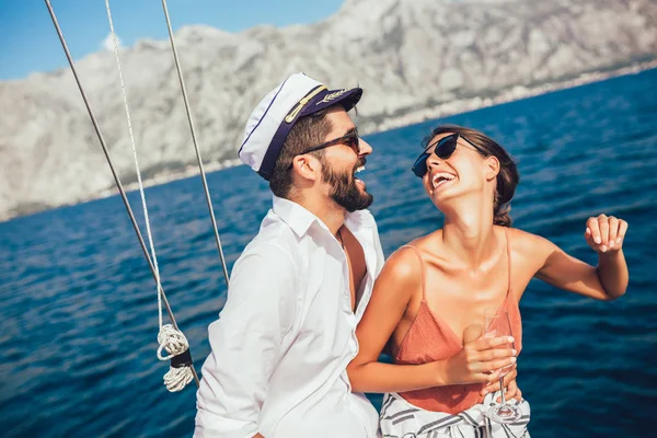 Casal Apaixonado Barco Vela Verão — Fotografia de Stock