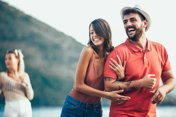 Das Reisende Touristenpaar Spaziert Durch Die Altstadt Urlaub Sommer Urlaub — Stockfoto