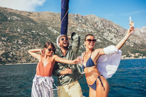 Amigos Sonrientes Navegando Yate Concepto Vacaciones Viajes Mar Amistad Personas — Foto de Stock