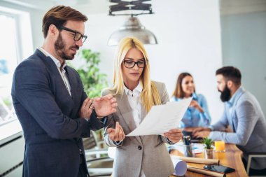 Meslektaşım arka planda iken iki genç iş adamları portresi