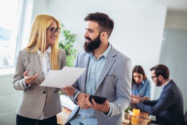 Meslektaşım arka planda iken iki genç iş adamları portresi