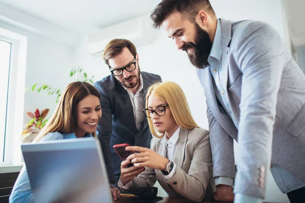 Pebisnis Yang Bekerja Sama Dalam Proyek Dan Brainstorming Kantor Menggunakan — Stok Foto