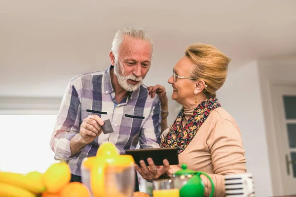 Senior Paar Met Behulp Van Digitale Tablet Credit Card Keuken — Stockfoto