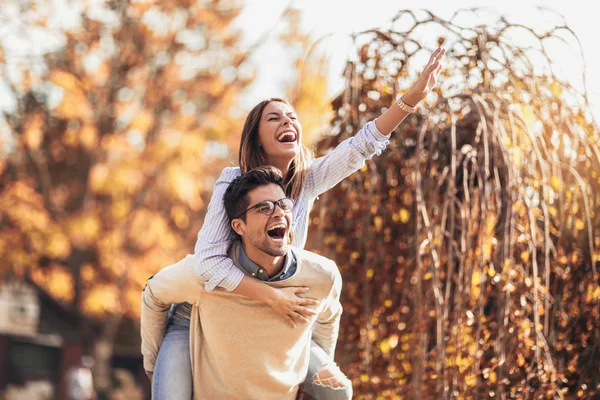 Couple Having Fun Man Giving Piggyback Woman Autumn Park — Stock Photo, Image