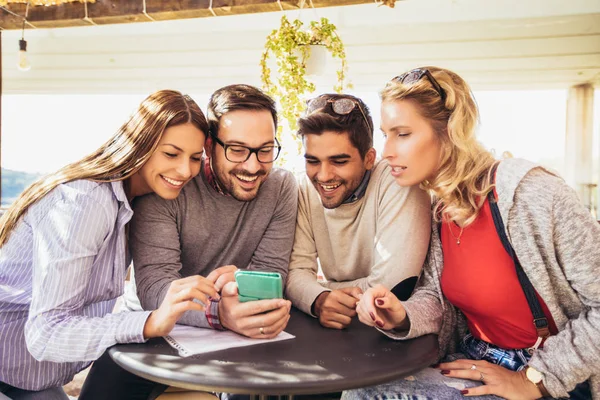 Gruppo Quattro Amici Che Divertono Prendere Caffè Insieme Due Donne — Foto Stock